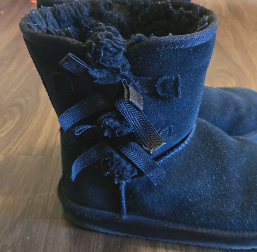 Koolaburra by UGG Girls' Victoria Short Fashion Boot, Black, 3 Youth US Big Kid